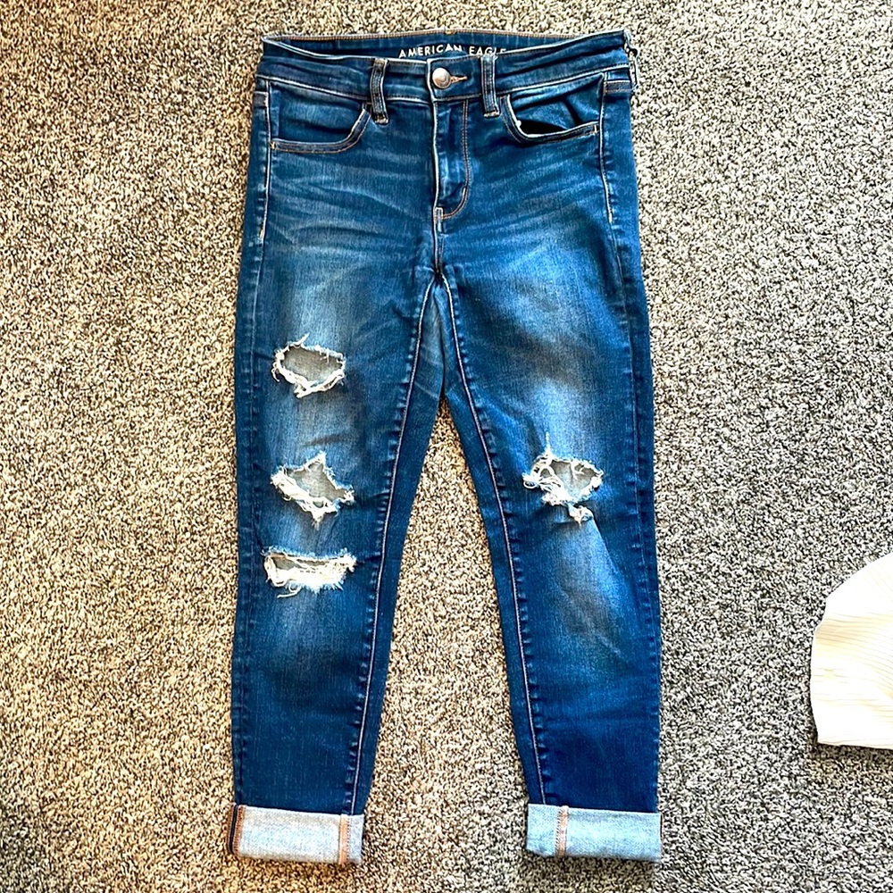 American Eagle 6 short mid-waist ripped jeans